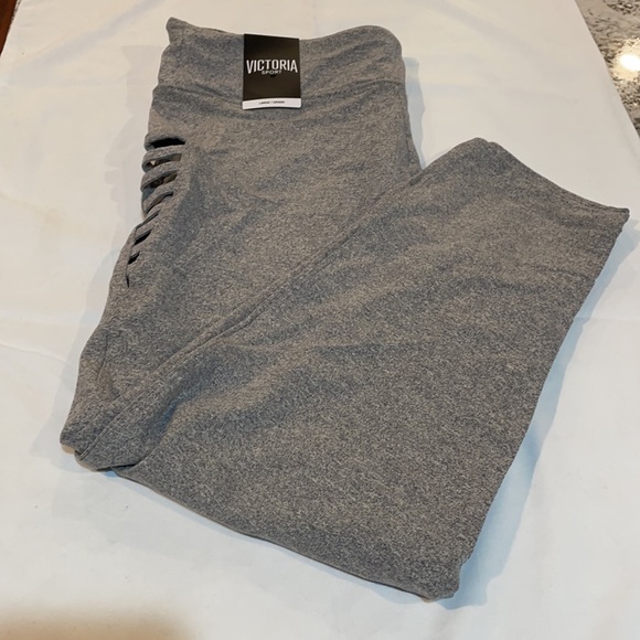 Victoria's Secret Pants - Victoria Sport cropped leggings NWT